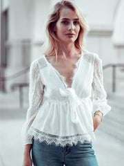 Bluse mit tiefem Ausschnitt und Spitzendetail