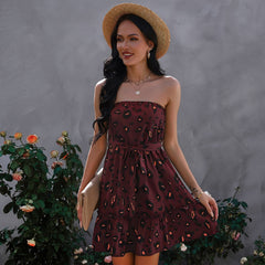 Trägerloses Kleid mit kontrastierendem Leopardenmuster