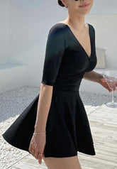 Vestido de una pieza circular de media manga con escote en V profundo