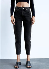 Vaqueros de mezclilla ajustados y recortados de tiro alto de los años 90