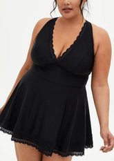 Vestido de una pieza con escote pronunciado y ribete de encaje con volantes