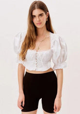 Crop Top mit Puffärmeln, offenem Rücken und gerüschtem Prinzessinnen-Ausschnitt