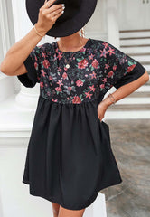 Zweifarbiges Kleid mit Blumenmuster