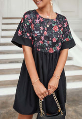 Zweifarbiges Kleid mit Blumenmuster