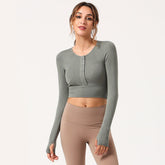 Top deportivo de manga larga, ajustado y abotonado