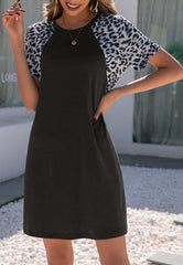 T-Shirt-Kleid mit kontrastierendem Leopardenmuster