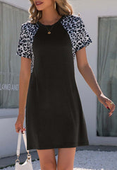 T-Shirt-Kleid mit kontrastierendem Leopardenmuster