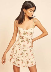 Minikleid mit Blumenmuster und herzförmigem Ausschnitt und Schnürung an den Schultern