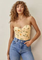 Top corto con escote en forma de corazón y lazo en los hombros con estampado de cuadros vichy florales