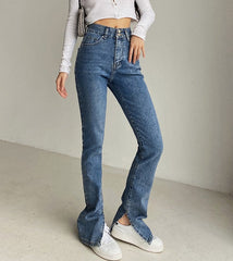 Schmale Jeans mit hohem Bund und asymmetrischem Schlitz am Saum