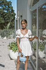 Minikleid im Bauernstil mit Puffärmeln, Cut-Outs, Rüschen und Kordelzug