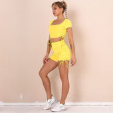 Conjunto deportivo de sujetador deportivo fruncido con cordón colorido y pantalones cortos de tiro alto