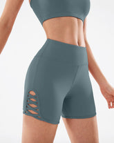 Aktive Shorts mit überkreuzten Schlitzen