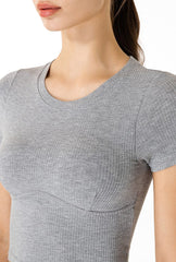 Camiseta corta con contorno