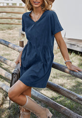 Kleid mit V-Ausschnitt und Plissee-Detail