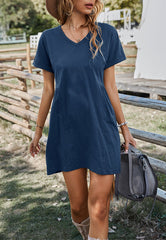 Kleid mit V-Ausschnitt und Plissee-Detail