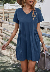 Kleid mit V-Ausschnitt und Plissee-Detail