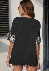 Camiseta con estampado de leopardo en contraste