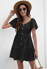 Einfarbiges, gestuftes Kleid mit Knopfleiste