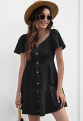 Einfarbiges, gestuftes Kleid mit Knopfleiste