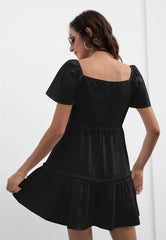 Einfarbiges, gestuftes Kleid mit Knopfleiste