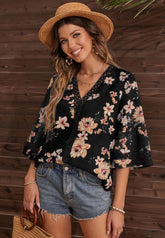 Blusa con estampado floral y detalles de crochet