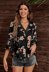 Blusa con estampado floral y detalles de crochet