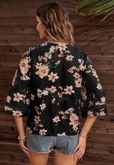 Blusa con estampado floral y detalles de crochet