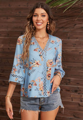 Blusa con estampado floral y detalles de crochet