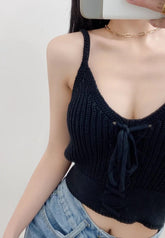 Top de punto con lazo, escote redondo y tirantes finos