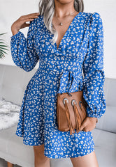 Tief ausgeschnittenes, langärmliges Kleid mit Blumenmuster