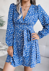 Tief ausgeschnittenes, langärmliges Kleid mit Blumenmuster