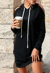 Vestido con capucha y corte en los hombros