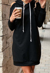 Vestido con capucha y corte en los hombros