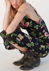 Vestido floral verde con escote en V en la espalda y el frente