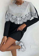 Zweifarbiges Pulloverkleid mit Spitzenbesatz