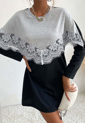 Zweifarbiges Pulloverkleid mit Spitzenbesatz