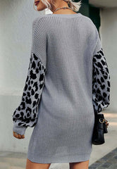 Zweifarbiges Pulloverkleid mit Leopardenmuster