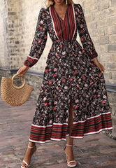 Kleid mit V-Ausschnitt und Schlitz vorne