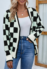 Zweifarbig karierte Strickjacke