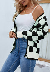 Zweifarbig karierte Strickjacke