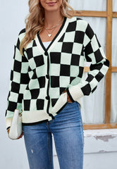 Zweifarbig karierte Strickjacke