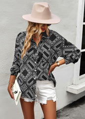 Blusa con botones y estampado geométrico de bandana