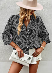 Blusa con botones y estampado geométrico de bandana