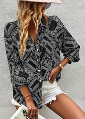 Blusa con botones y estampado geométrico de bandana