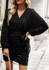 Kleid mit gewelltem, strukturiertem Überlapprock