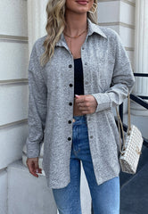 Chaqueta con hombros caídos y botones en contraste