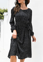 Kleid mit gepunktetem Rückenausschnitt