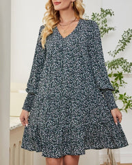 Zierliches Kleid mit Blumenmuster und gerafften Bündchen