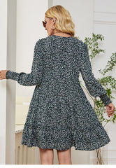 Zierliches Kleid mit Blumenmuster und gerafften Bündchen